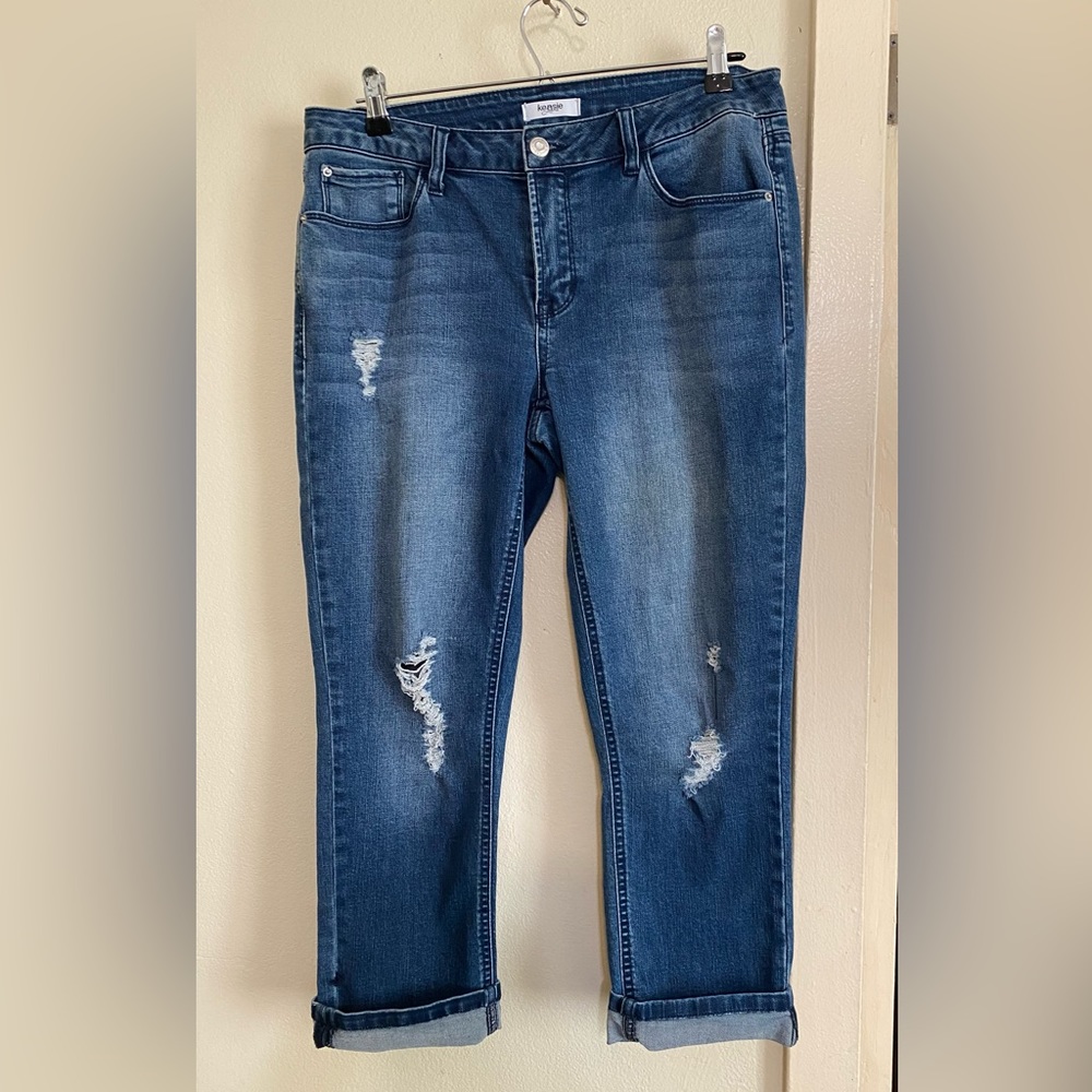 👗Kensie Distressed Cropped Jeans